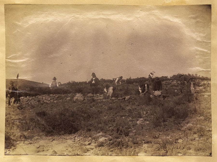 Un grupo de obreros construyendo albarradas en el puntal de la Cierva de Sierra Espuña