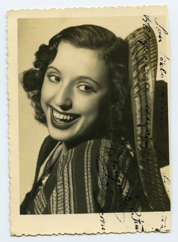 Retrato dedicado de la actriz Blanquita Patiño.