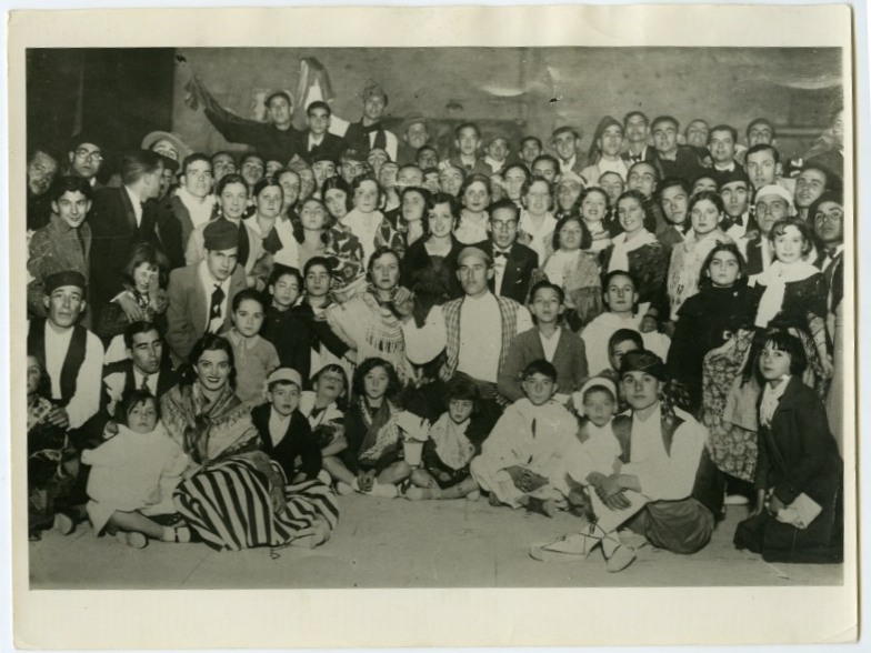 Foto de grupo del Orfeón Murciano Fernández Caballero en una representación de la zarzuela 