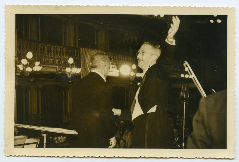 El director de orquesta José Iturbi saluda al público y recibe un diploma del Orfeón Murciano Fernández Caballero tras una actuación en el Teatro Romea.