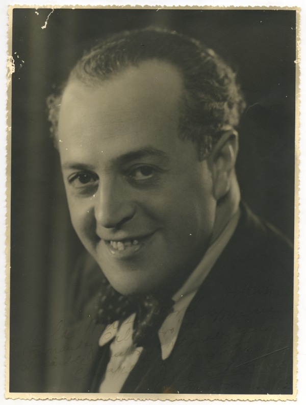 Retrato de estudio de dedicado del pianista y director de orquesta José Cubiles.