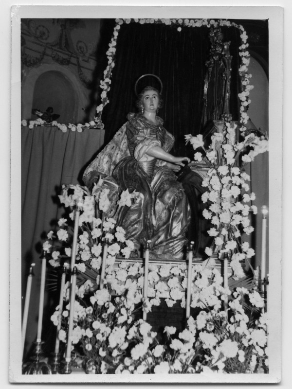 Talla de Santa Cecilia de Roque López con altar decorado.