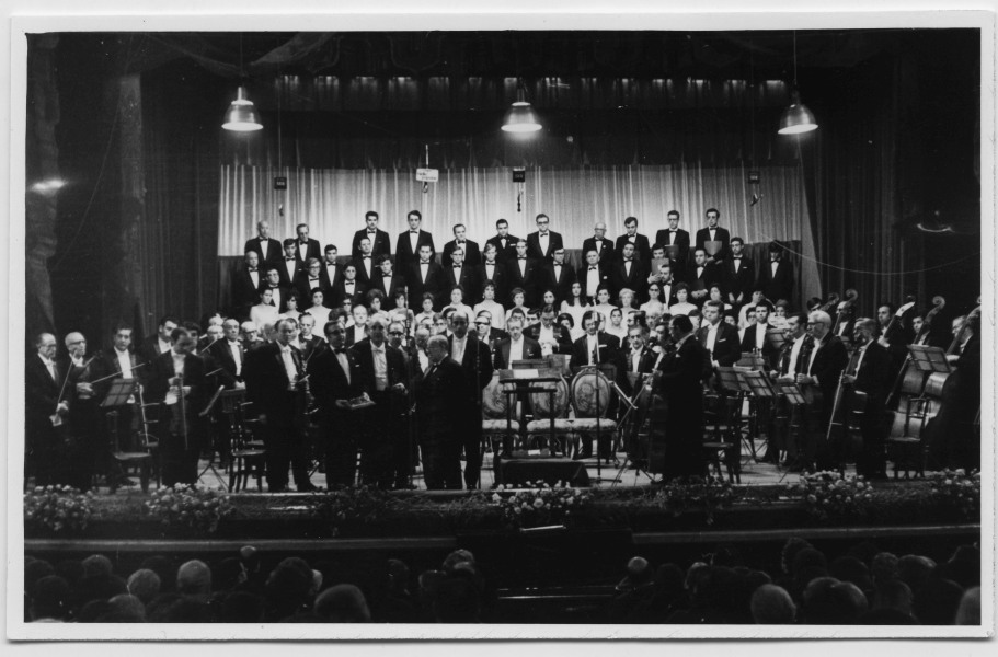 El coro y la orquesta del Orfeón Murciano Fernández Caballero en el escenario del Teatro Romea.
