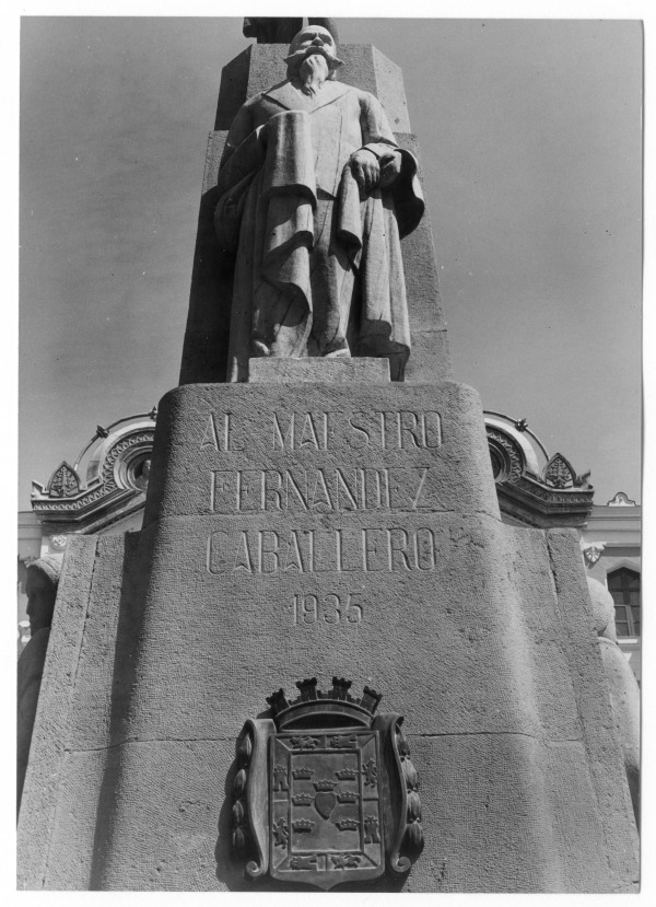 Detalle del pedestal del monumento a Manuel Fernández Caballero en su ubicación original en el centro de la plaza de Romea.