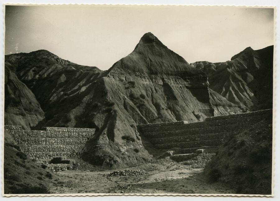 Construcción de diques en una zona de montaña erosionada