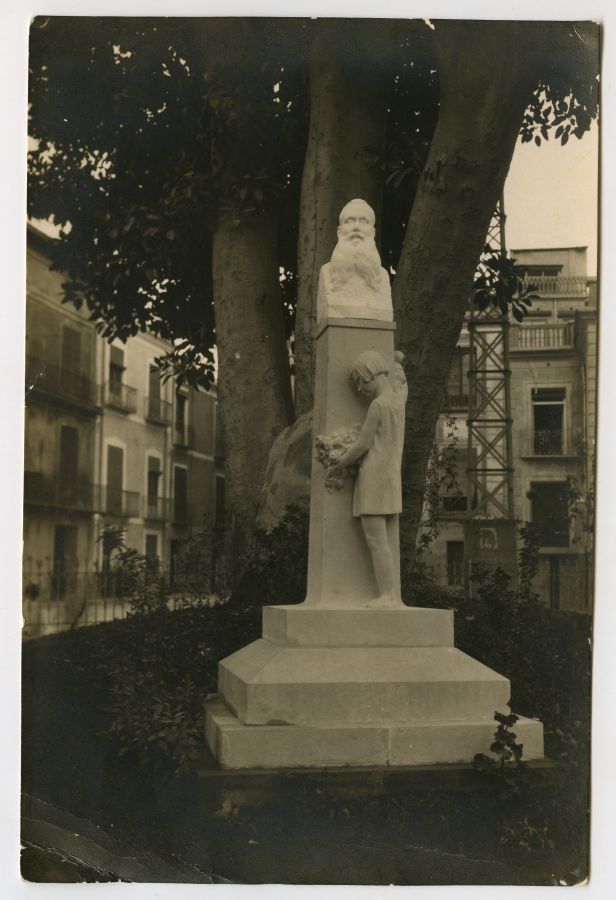 Monumento en honor a Ricardo Codorníu de la plaza de Santo Domingo de Murcia