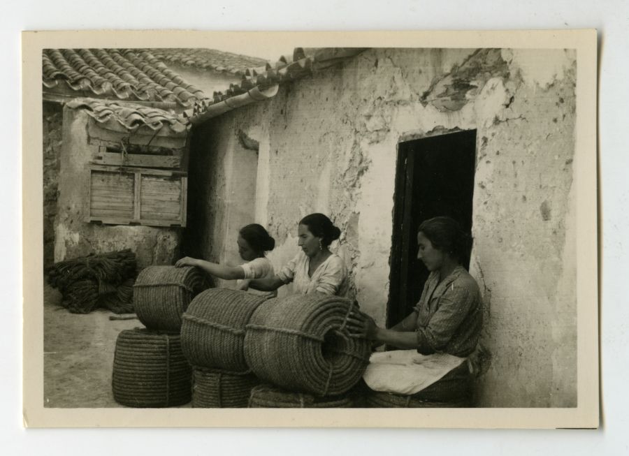 Tres mujeres preparando rollos de maroma de esparto