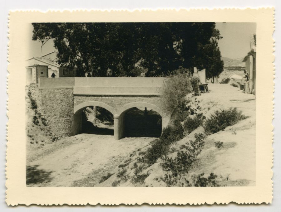 Vista de un puente de dos ojos sobre el lecho seco de un río o rambla