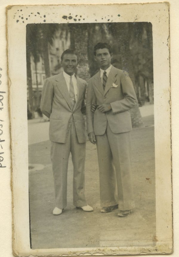 José García Espinosa y Antonio Roca Martínez fotografiados en un paseo peatonal.