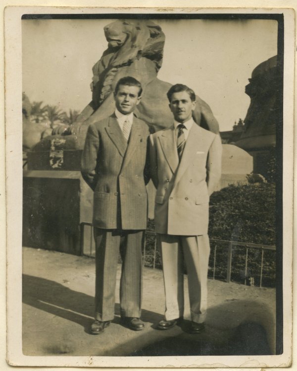 José García Espinosa con un amigo junto al monumento a Colón en Barcelona.