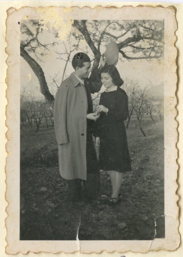 Reportaje fotográfico del pintor José García Espinosa con su novia, Teresa Hernández.