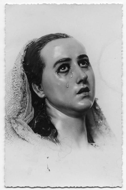 Fotopostal con un primer plano de la imagen de la Dolorosa, de Francisco Salzillo.