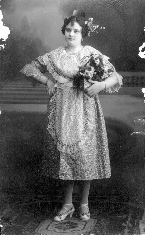 Retrato de una joven vestida con traje regional.