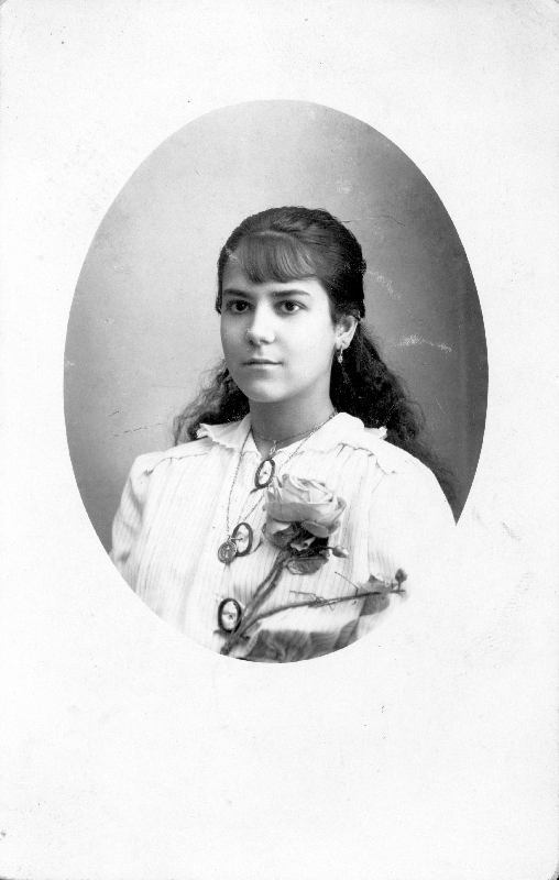 Retrato de primer plano de una joven con rosa.