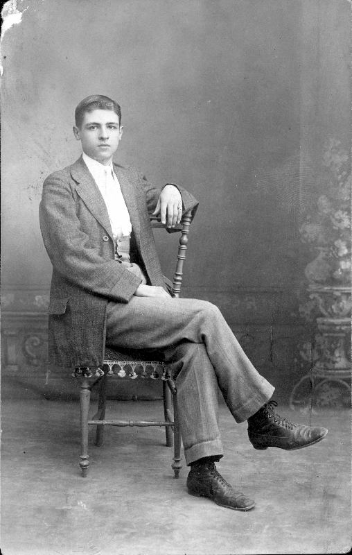 Retrato de un joven con silla.