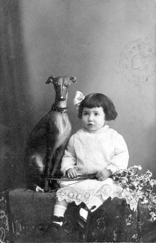 Retrato de niña con perro.