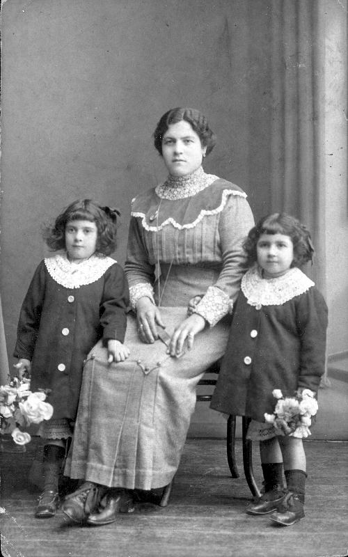 Retrato de señora con dos niñas.