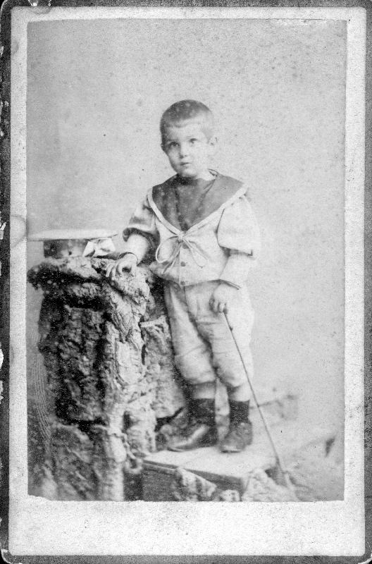 Retrato de niño con bastón.