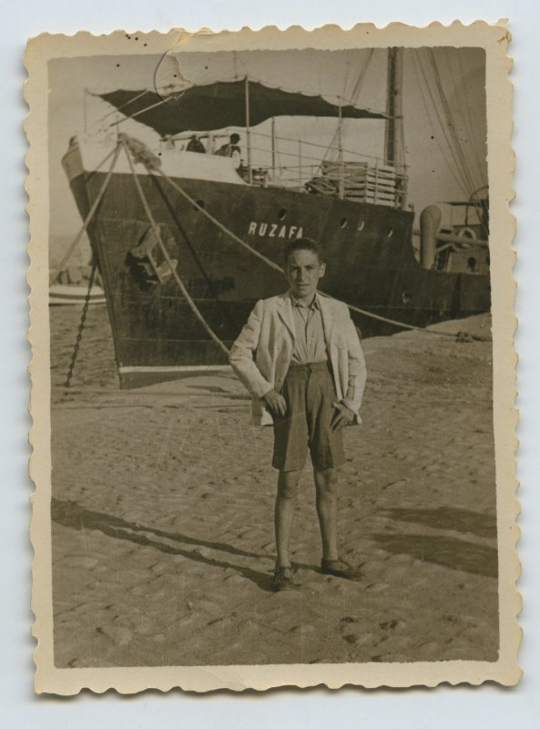Retrato de Antonio González Olivares en un puerto sin identificar