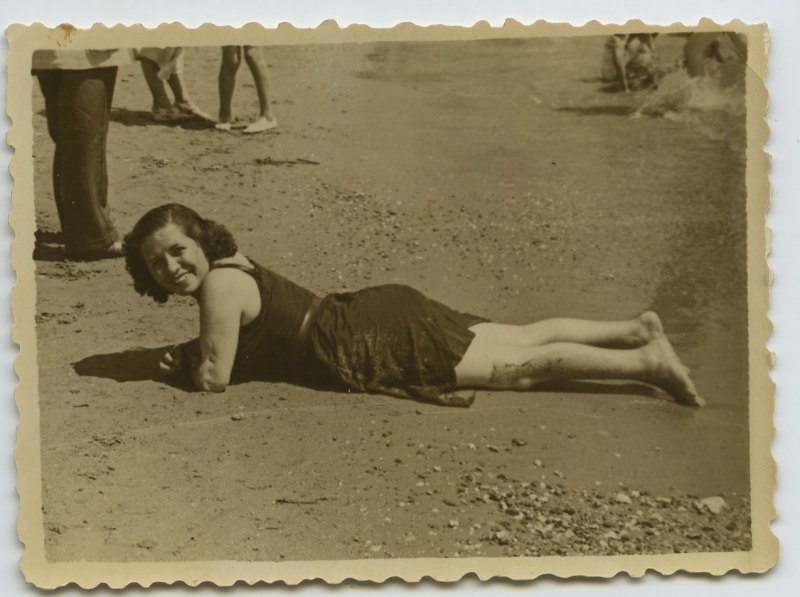 Concepción Olivares posa en la orilla de la playa