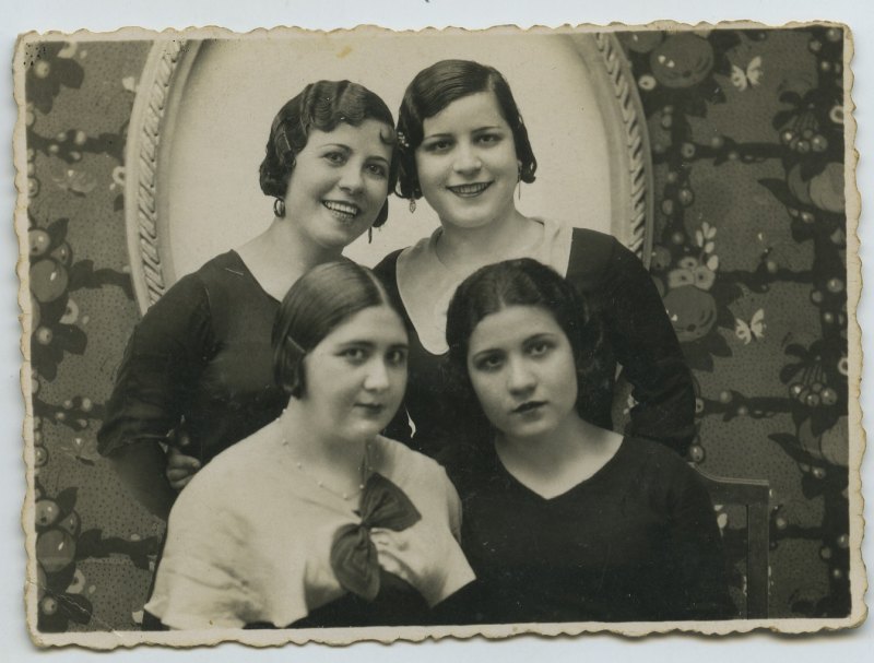 Retrato de estudio de Concepción Olivares con tres amigas