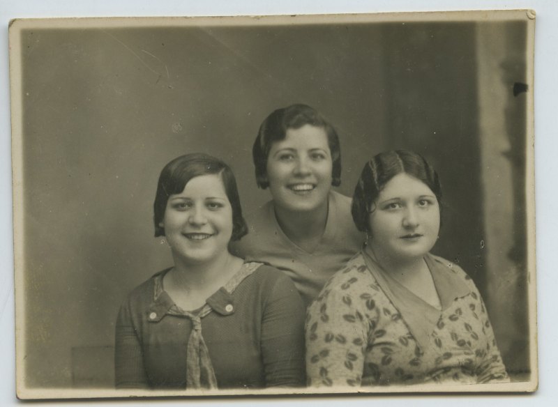Retrato de estudio de Concepción Olivares con una de sus hermanas y una amiga
