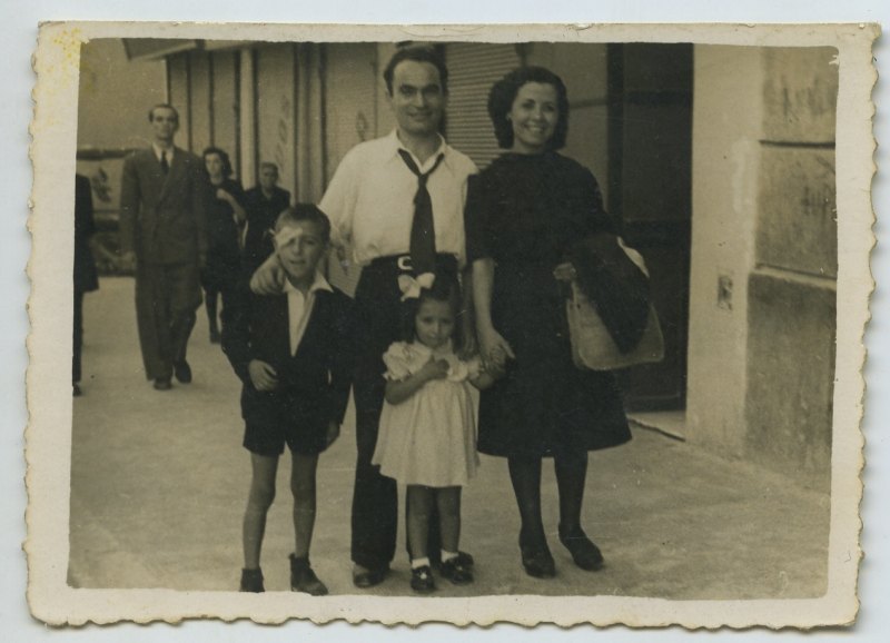 Retrato del matrimonio formado por Concepción Olivares y Francisco Suárez con Antonio González y una niña sin identificar
