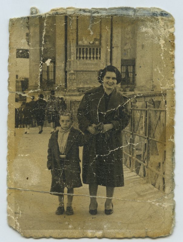 Retrato de una mujer con su hijo en el Puente de los Peligros de Murcia
