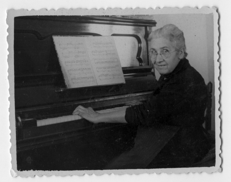 Retrato de Catalina Pérez sentada al piano