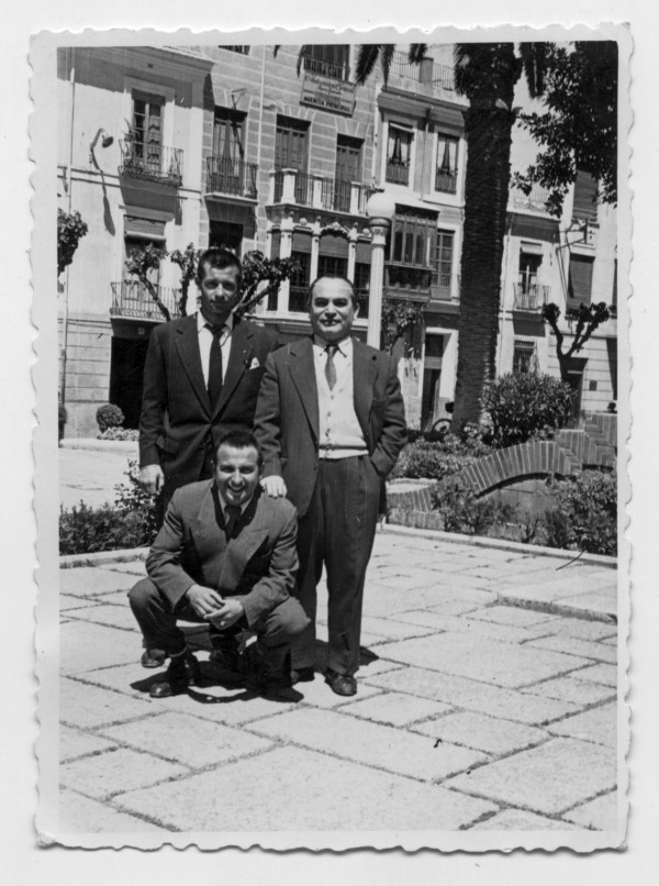 Retrato de Francisco Suárez con unos amigos en una plaza sin identificar, probablemente en Murcia