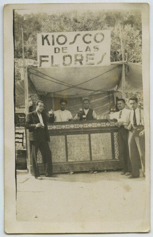 Retrato de Juan González Campillo en una barra de bar instalada en una explanada