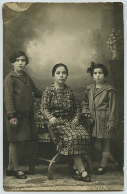 Retrato de estudio de una de las hermanas Olivares Pérez con dos niñas