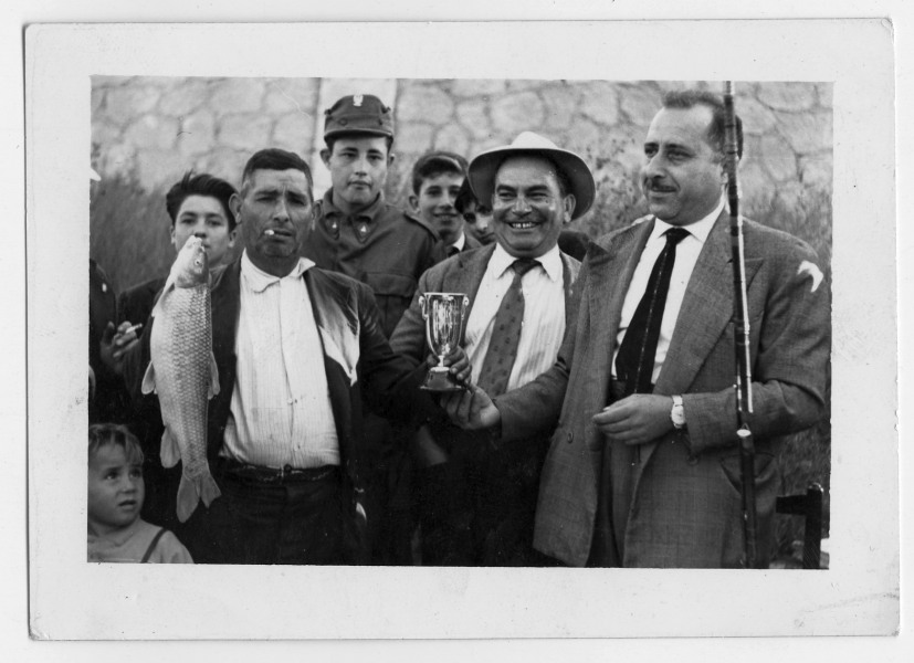 Reportaje fotográfico de la entrega de un trofeo de pesca en el río Segura, con la asistencia de Francisco Suárez