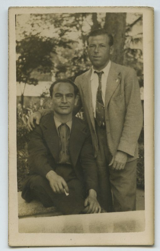 Retrato de Francisco Suárez con un amigo en el jardín de una ciudad sin identificar