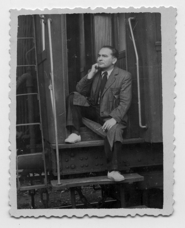Retrato de Francisco Suárez en la entrada de un vagón de tren