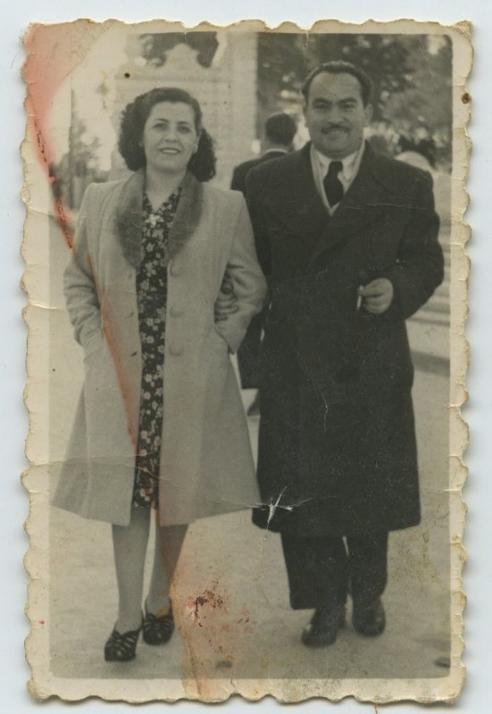 Retrato de Concepción Olivares y Francisco Suárez junto a la entrada del paseo del Malecón