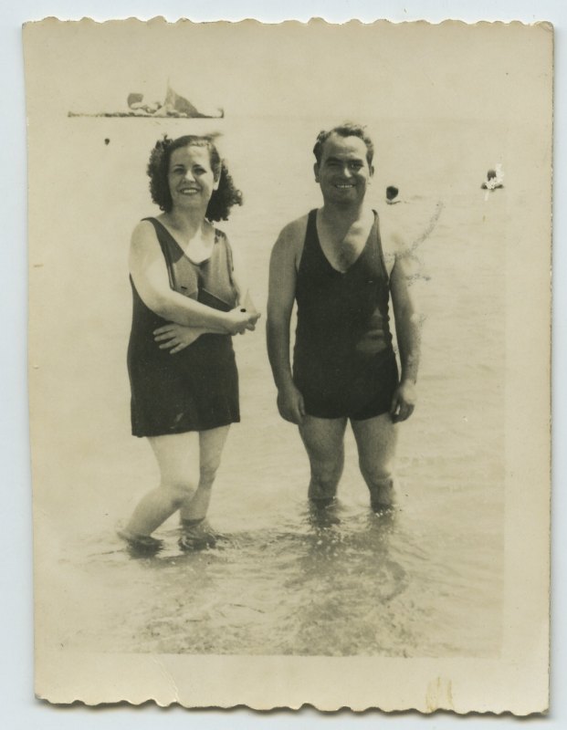 Retrato de Concepción Olivares y Francisco Suárez en traje de baño en una playa sin identificar