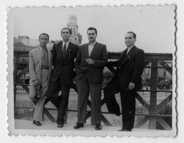 Retrato de Francisco Suárez con tres amigos en el puente de los Peligros de Murcia