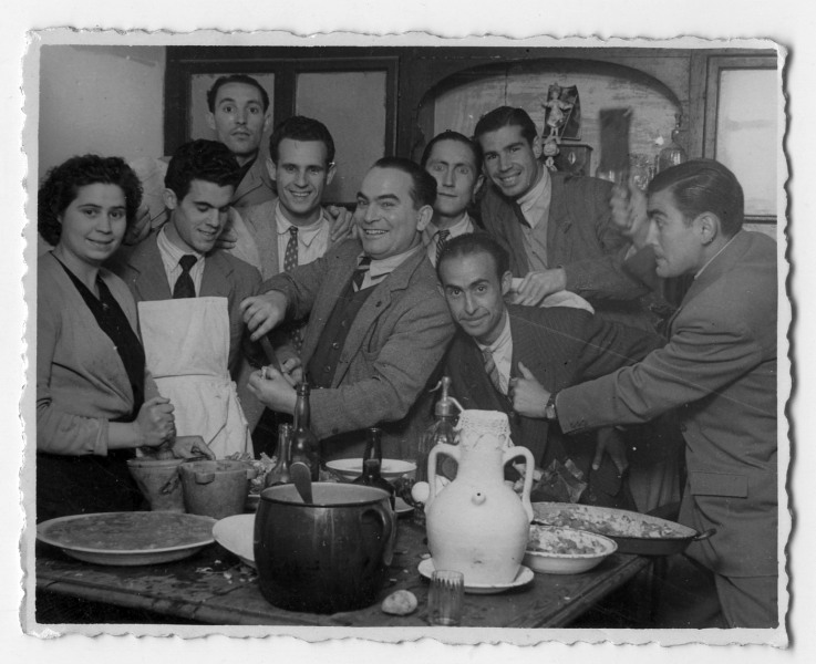 Retrato de Francisco Suárez con amigos durante la preparación de una comida