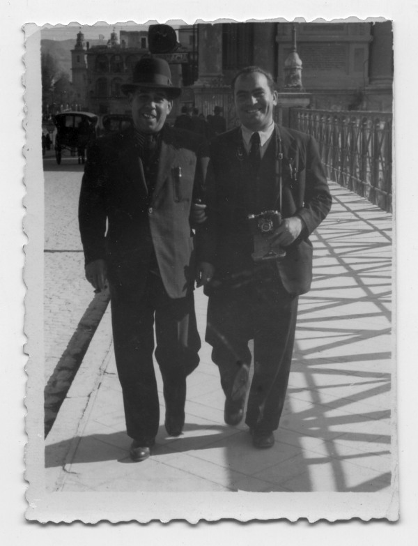 Retrato de Francisco Suárez con un amigo en el puente de los Peligros de Murcia
