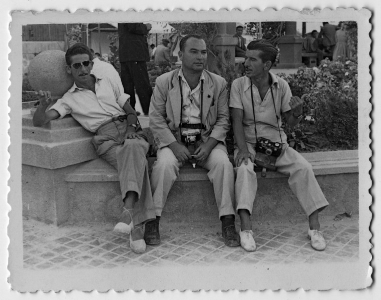 Retrato de Francisco Suárez con dos compañeros fotógrafos en un jardín