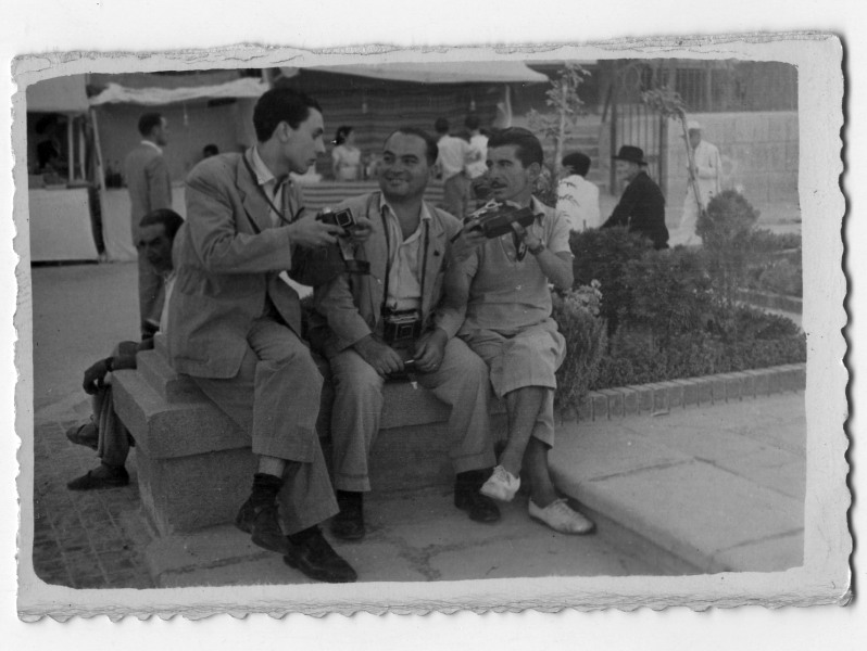 Retrato de Francisco Suárez con dos compañeros fotógrafos en el banco de un parque