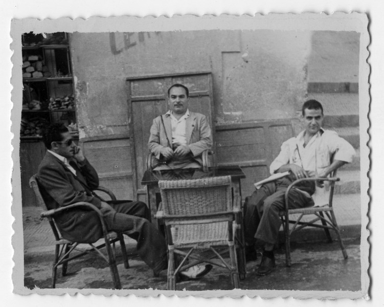 Retrato de Francisco Suárez con dos compañeros, probablemente fotógrafos, en la terraza de una cafetería