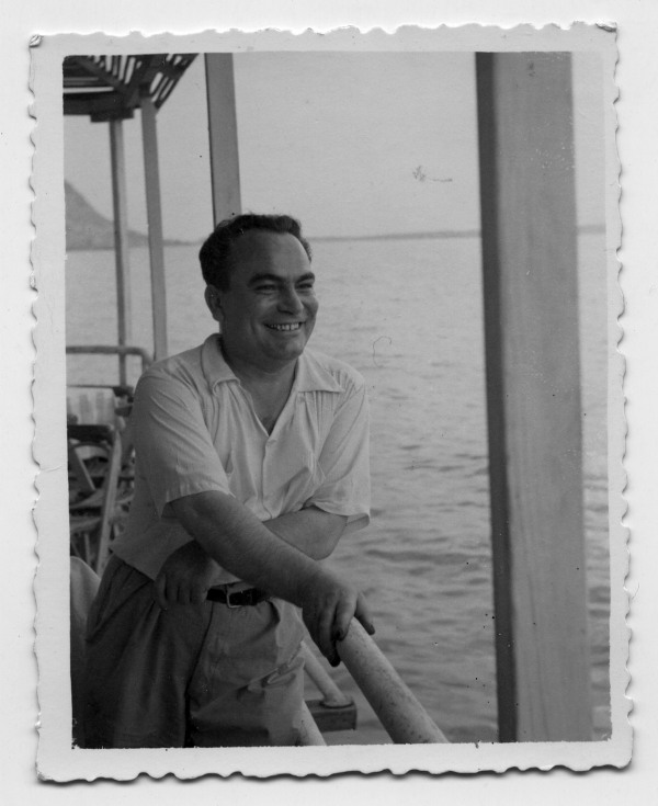 Retrato de Francisco Suárez en una terraza junto al mar o a bordo de un barco