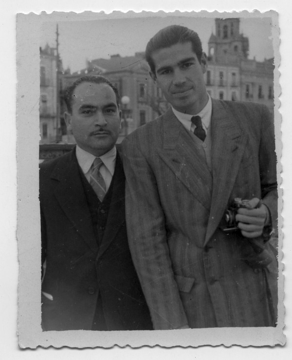 Retrato de Francisco Suárez con un compañero fotógrafo en el puente de los Peligros de Murcia