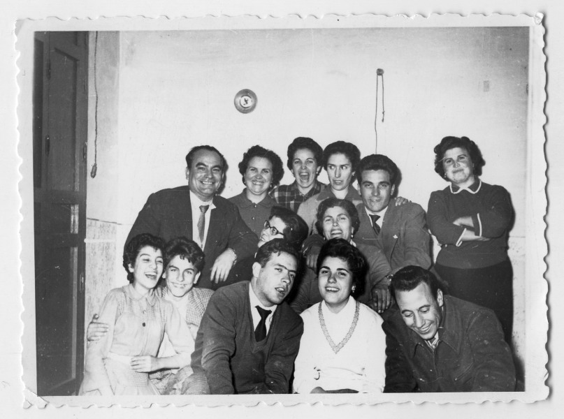 Retrato de grupo de Francisco Suárez con familiares y amigos en la Nochebuena de 1957