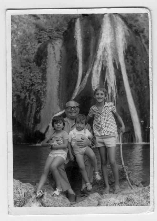 Retrato de Francisco Suárez con tres de sus nietos junto a una cascada