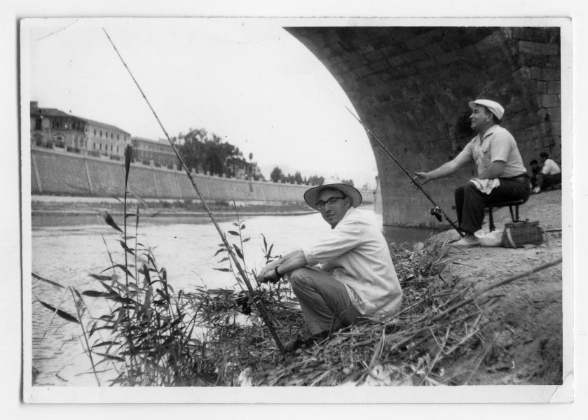 Francisco Suárez pescando con un amigo en el río Segura a su paso por Murcia