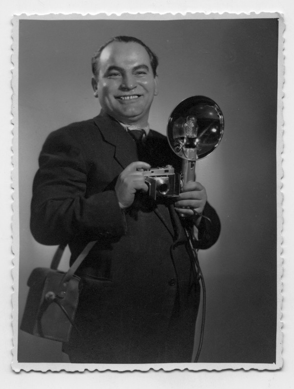 Retrato de estudio de Francisco Suárez con cámara y flash
