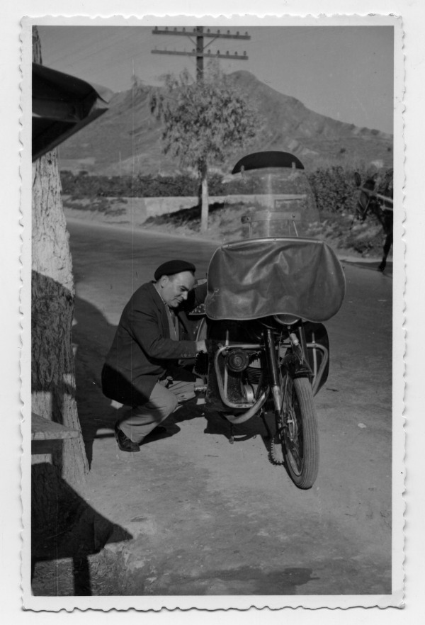 Retrato de Francisco Suárez manipulando el motor de una motocicleta